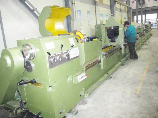 Deep hole drilling machine